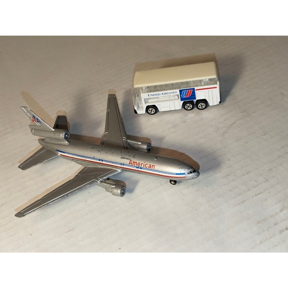 Vintage 1987 ERTYL DC 10 American Airlines Die Cast Bus Airplane Collectible - Picture 1 of 12
